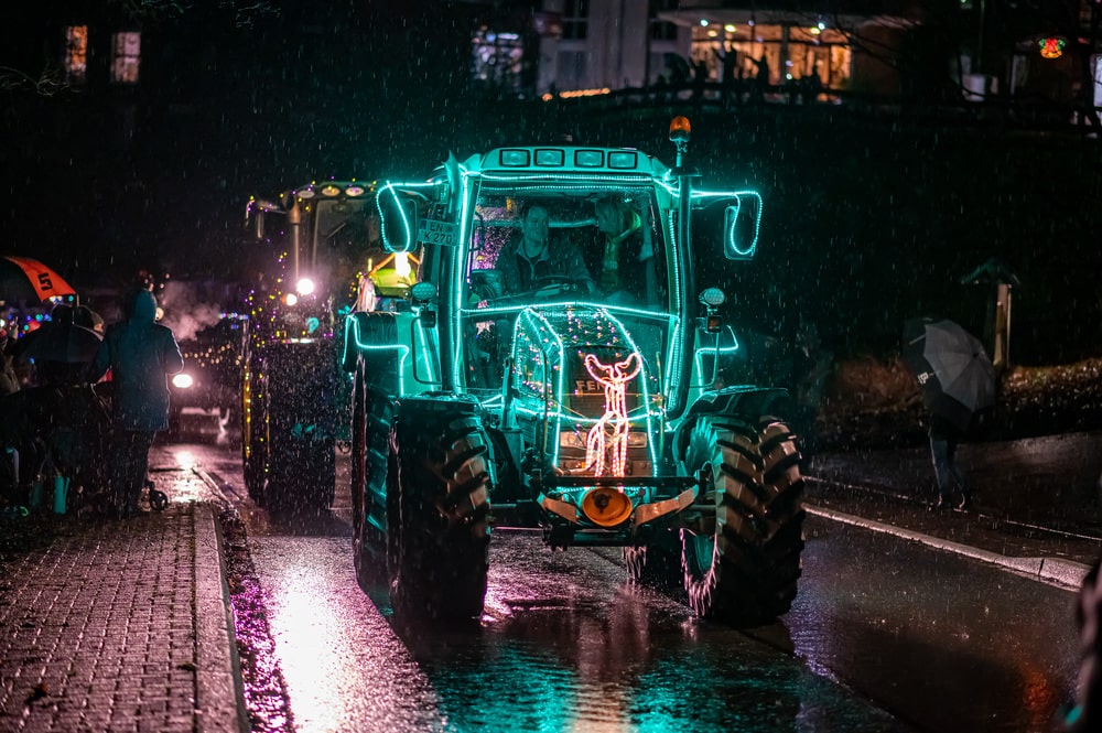 Weihnachtliche Traktor-Lichter-Parade: Behindertenhilfe Nettetal